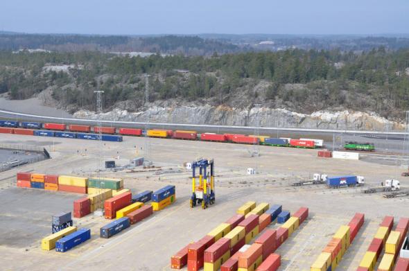 Första tåget ankommer Norviks hamn 12 april 2021.