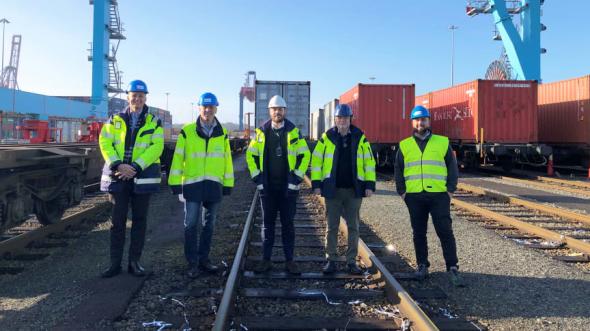 Nikolas Rowland på First Row Shipping & Logistics AB, Mikael Nyman på CFL Cargo Sverige AB och Henrik Horndahl, Svante Altås och Homam Mansour på APM Terminals Gothenburg firar avgången av det första pendeltåget till Piteå.