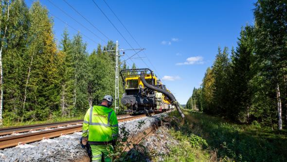 Järnvägar i norr rustas upp, med batteridriven underhållsmaskin.